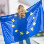 Mädchen mit Europaflagge