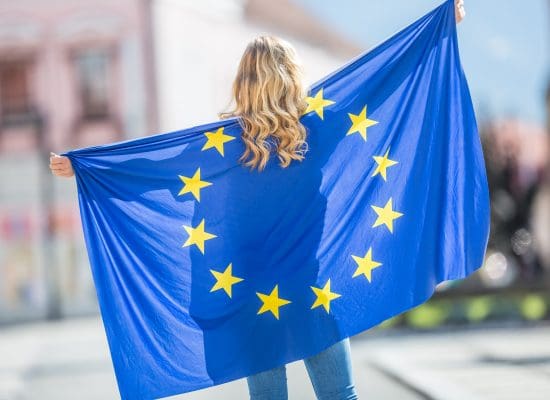 menina com bandeira europeia