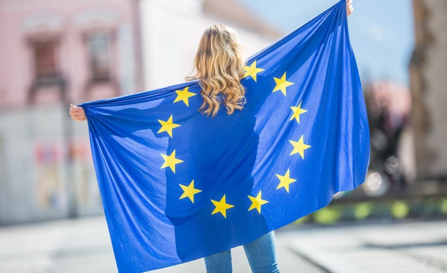 ヨーロッパの旗を持つ少女