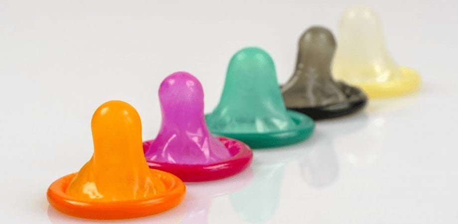 5 farverige kondomer
