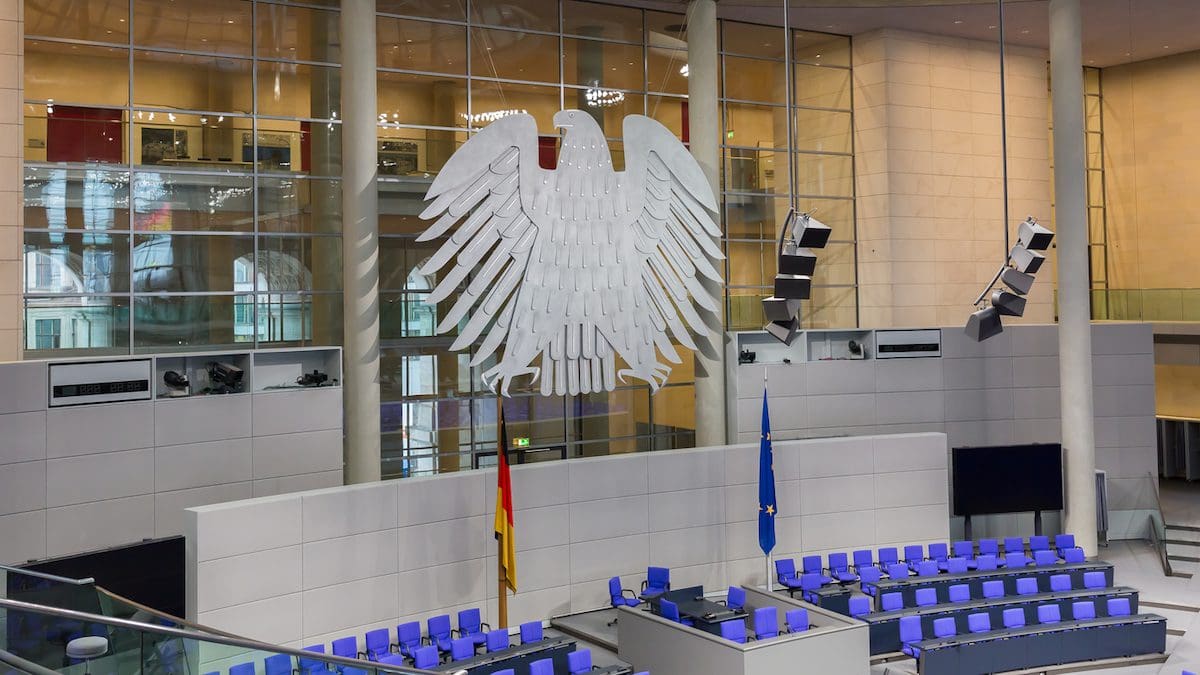 德國聯邦議會 (Deutscher Bundestag) 空無一人的全體會議廳的內部景觀。