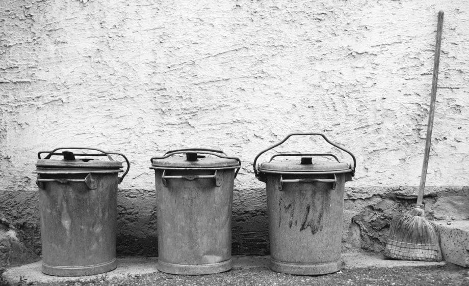 Três latas de lixo