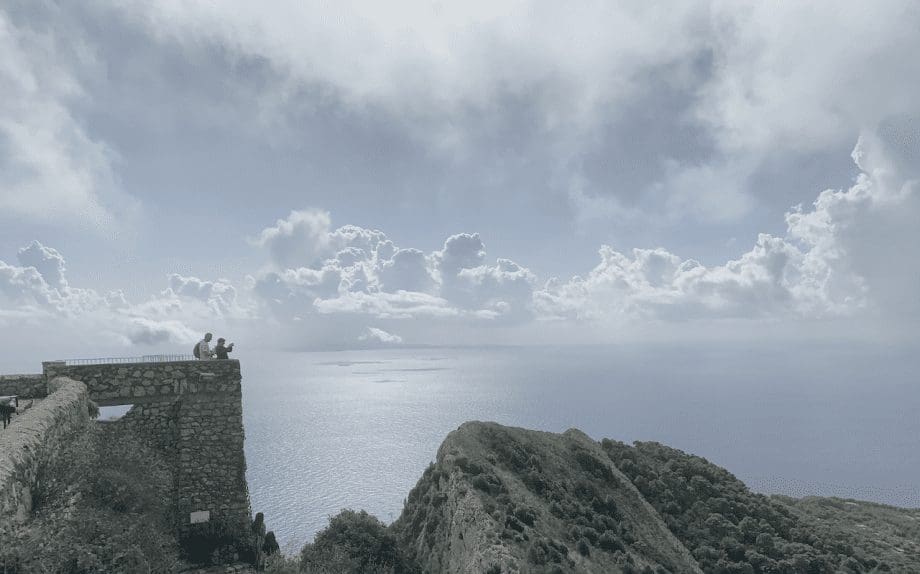 Capri vista para o mar