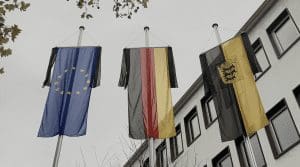 Trauerbeflaggung vor dem Landgericht Heilbronn