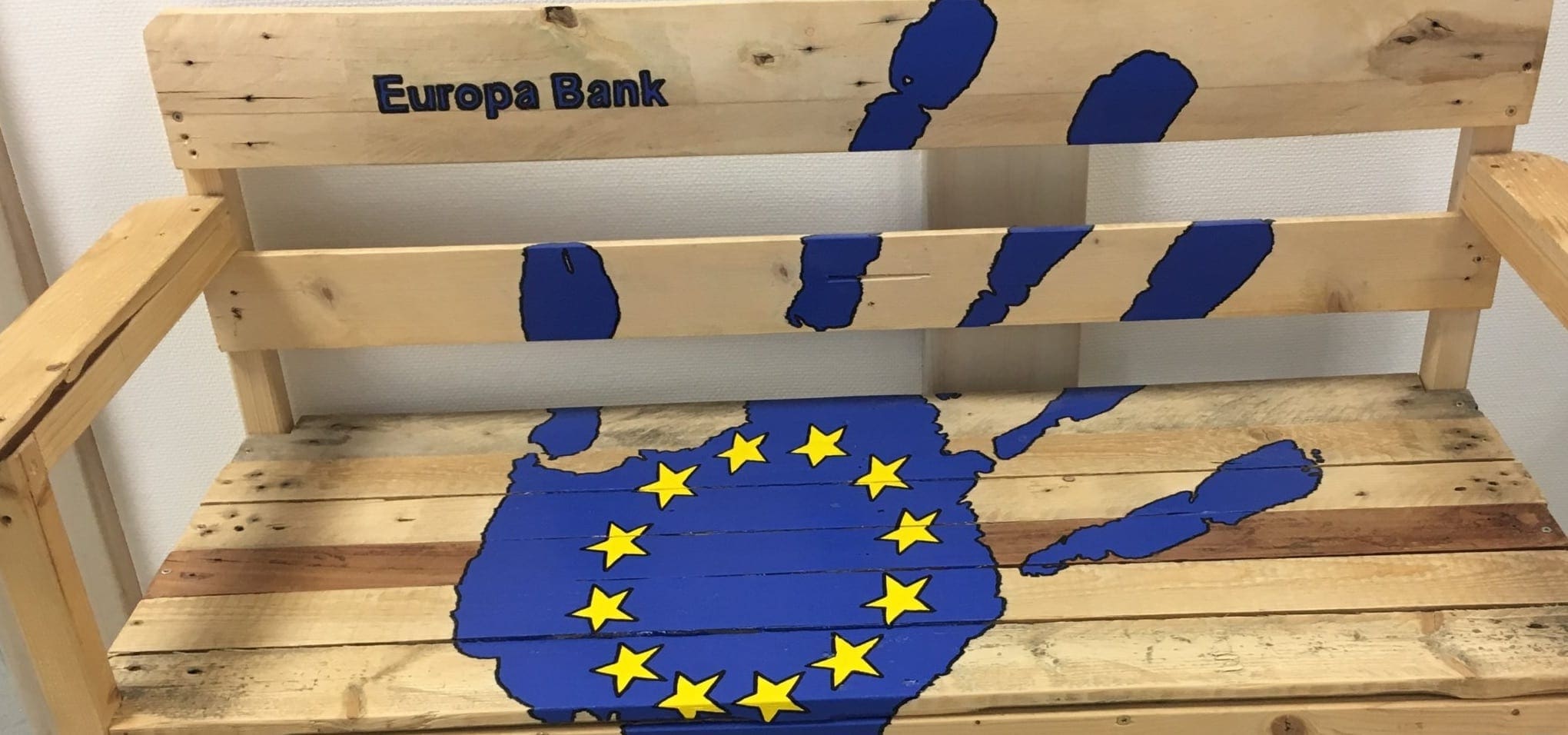 Una dintre cele două bănci euro create de breasla construcțiilor.