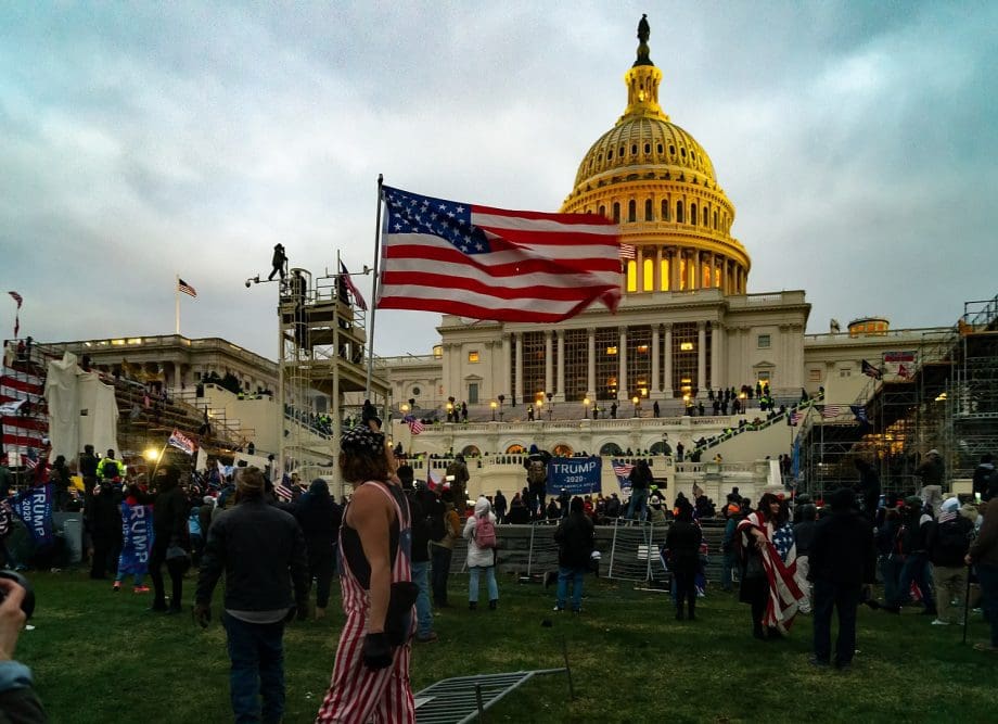 Susținătorii lui Trump asaltează Capitoliul SUA