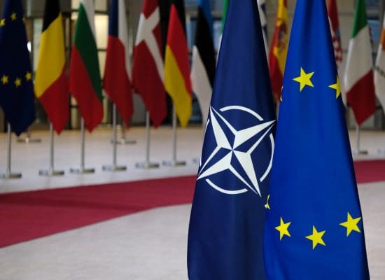 Vlajky NATO a EU