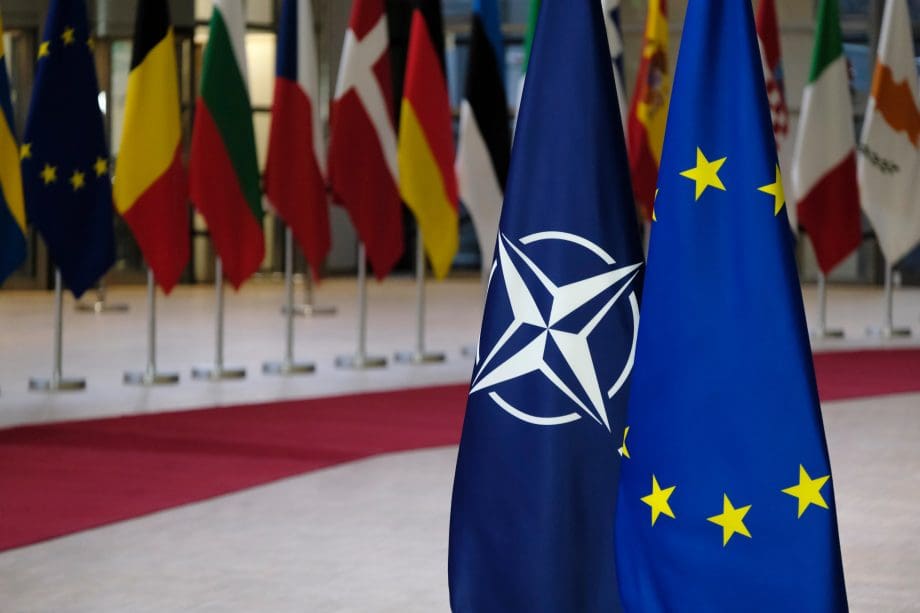 Bandiere della NATO e dell'UE