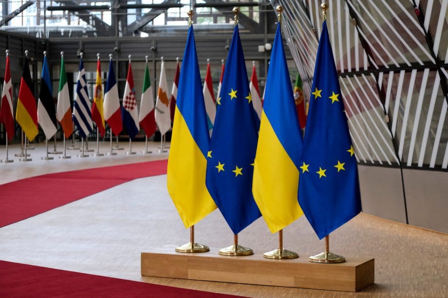 Drapeaux de l'Ukraine et de l'UE