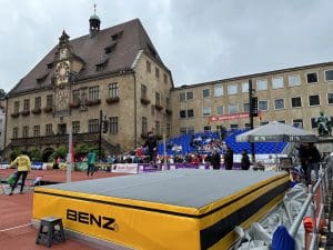 Einspringen vor dem Rathaus
